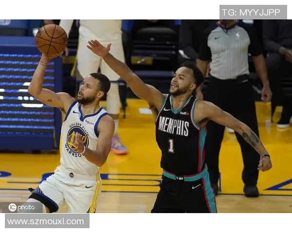 勇士与灰熊激战正酣NBA赛场精彩对决引发球迷热议